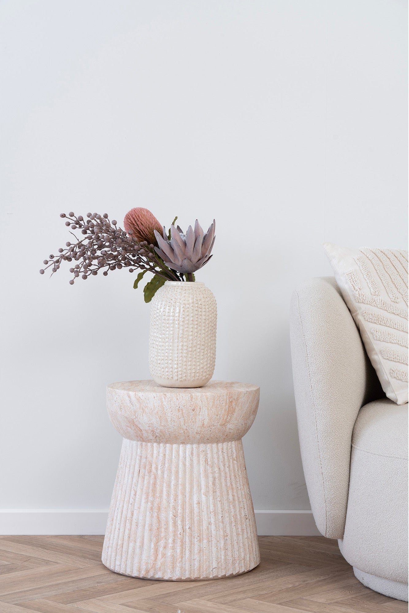 Skulpturelt sidebord til nordisk indretning