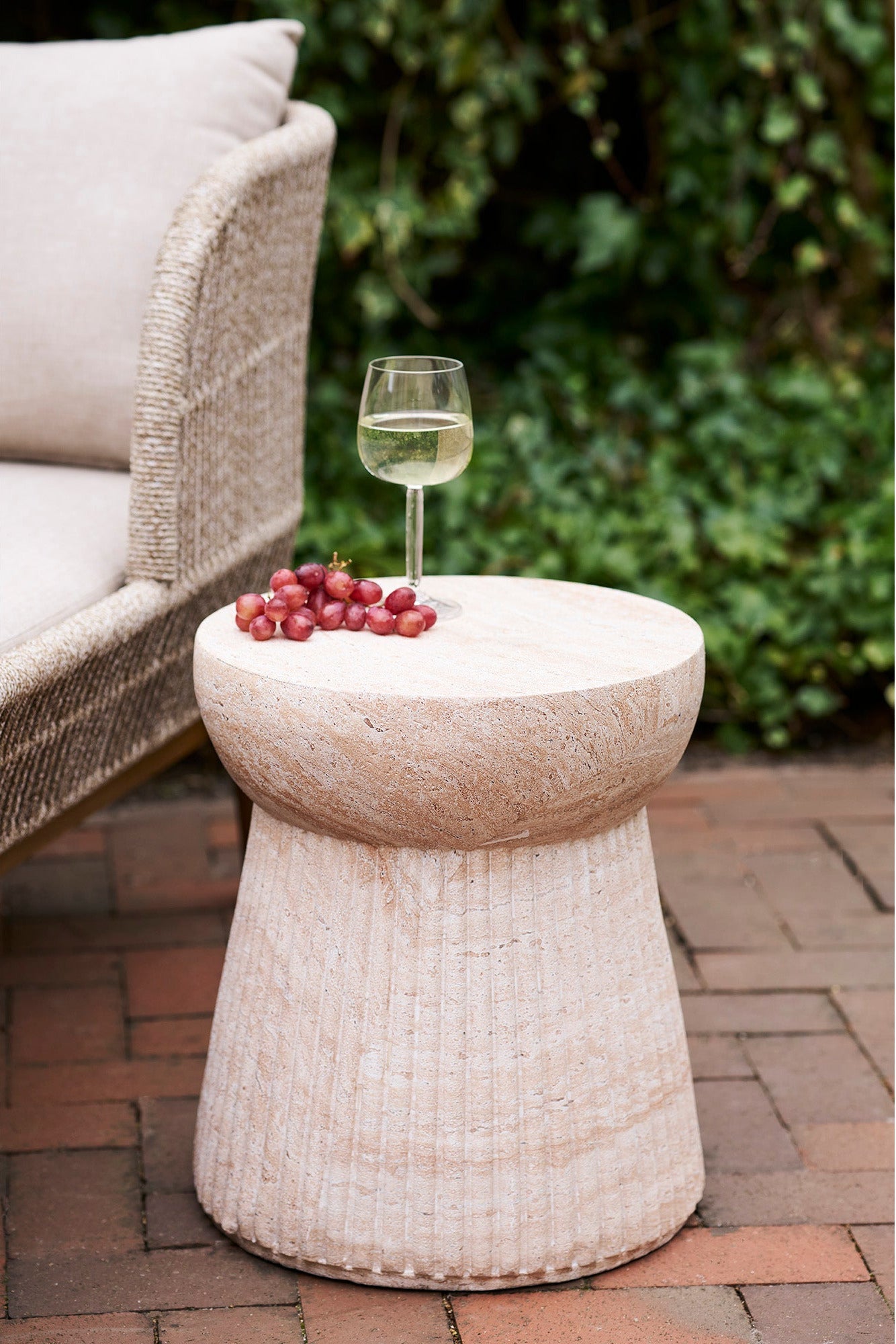 Moderne sidebord med rillet struktur