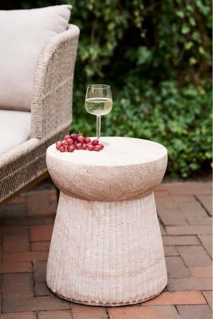 Moderne sidebord med rillet struktur