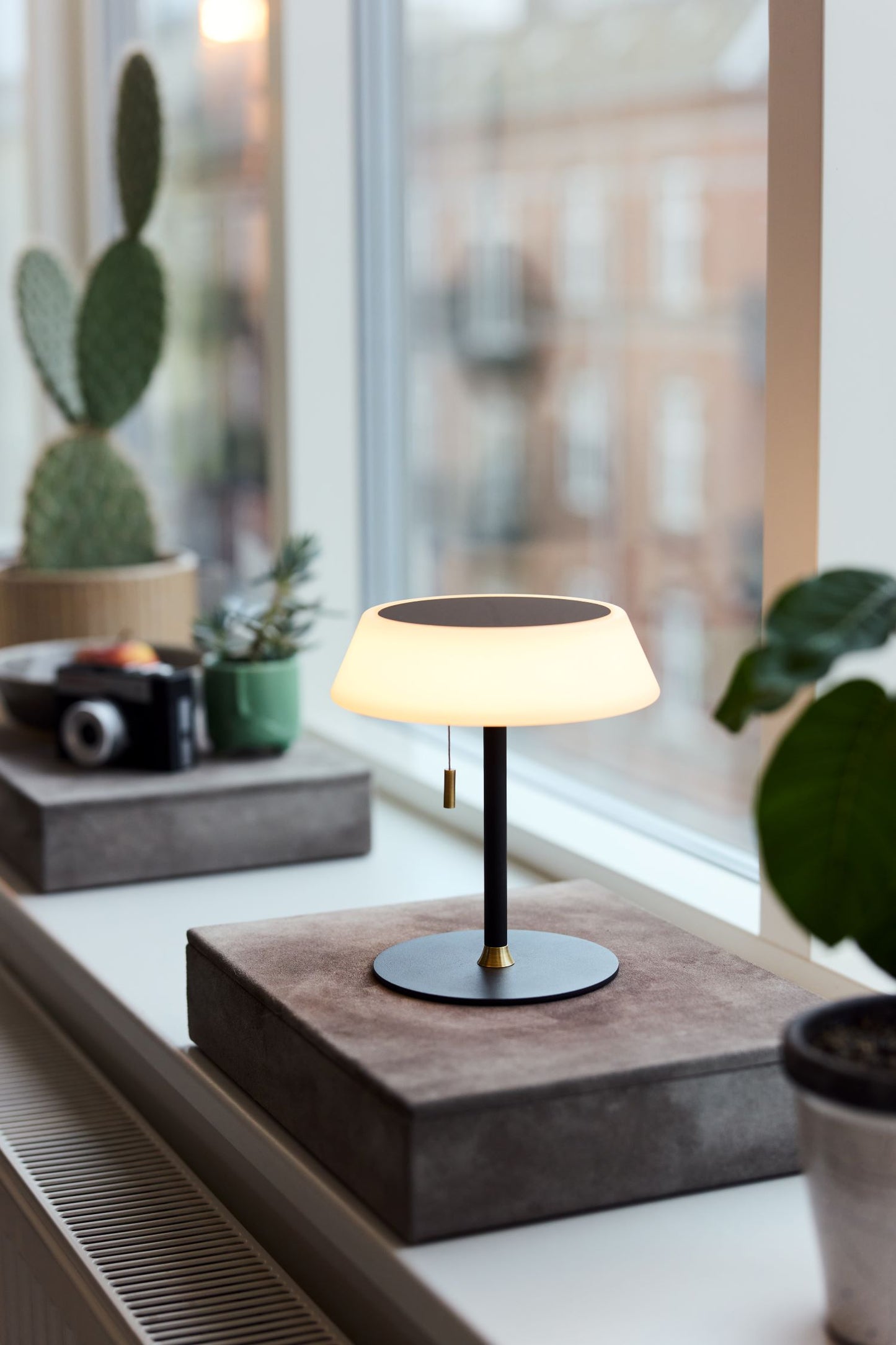 Halo Design Solar Portable Table Lamp - Sort