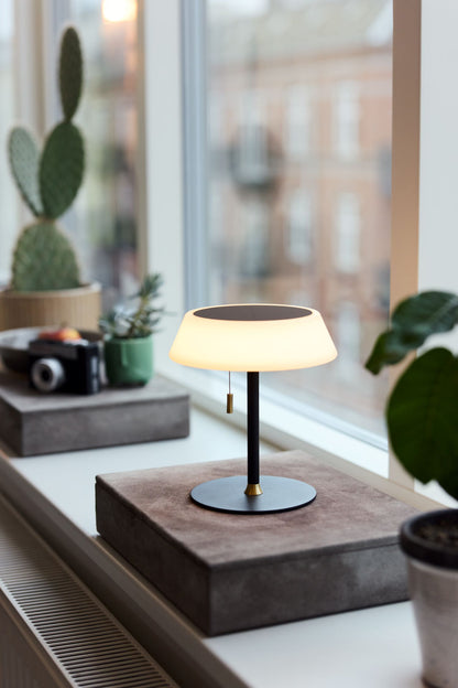 Halo Design Solar Portable Table Lamp - Sort