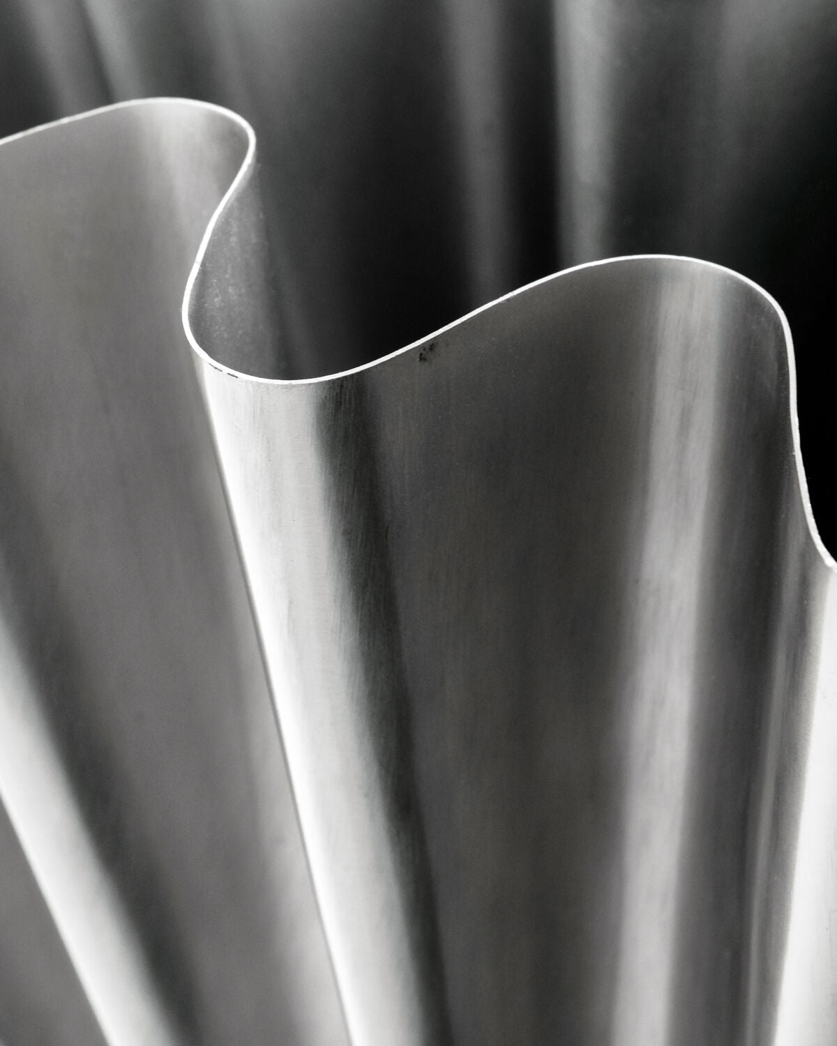 Stor skulpturel metalvase fra House Doctor