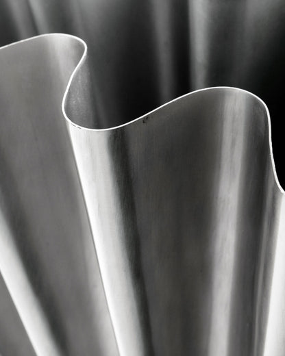 Stor skulpturel metalvase fra House Doctor