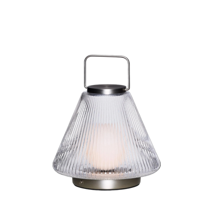 Tou genopladelig transportabel bordlampe i mundblæst klart glas med nikkelfarvede detaljer.