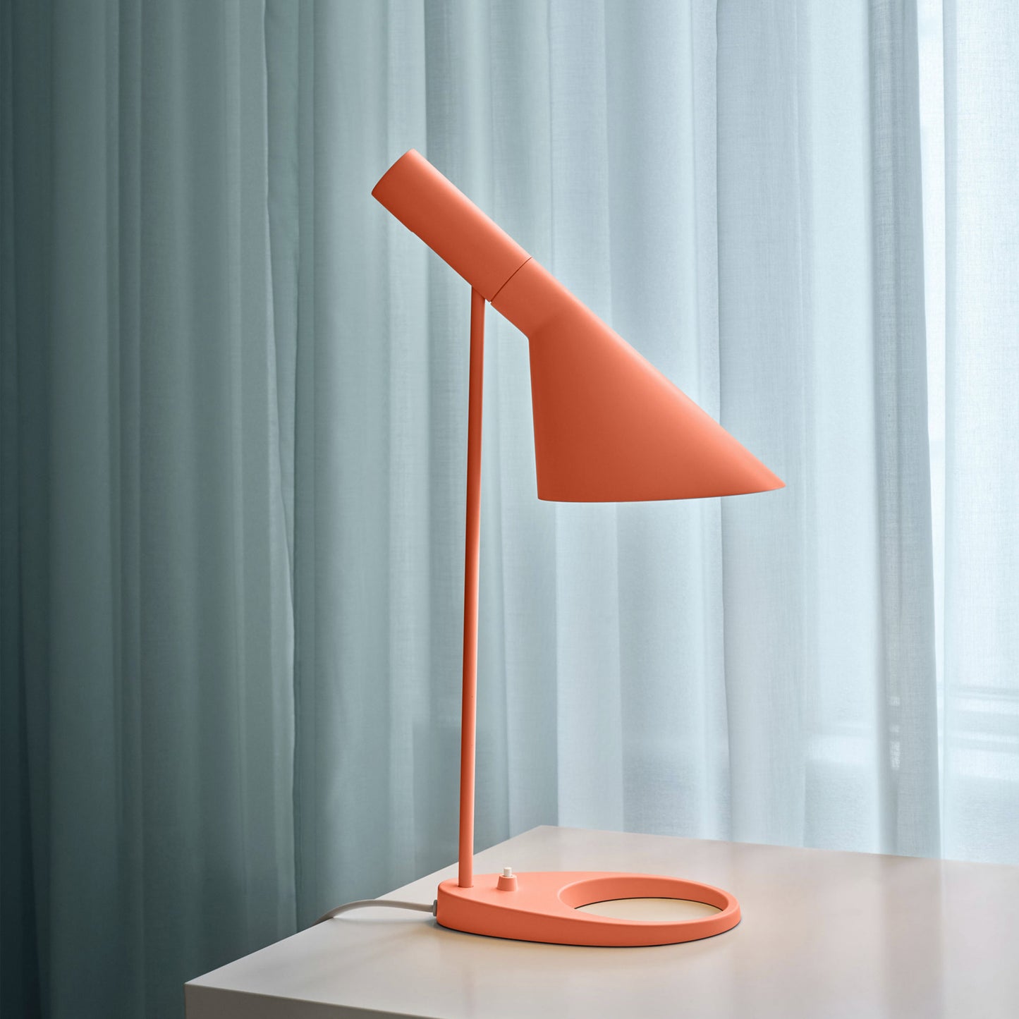 Louis Poulsen - AJ Mini Bordslampa - Electric Orange