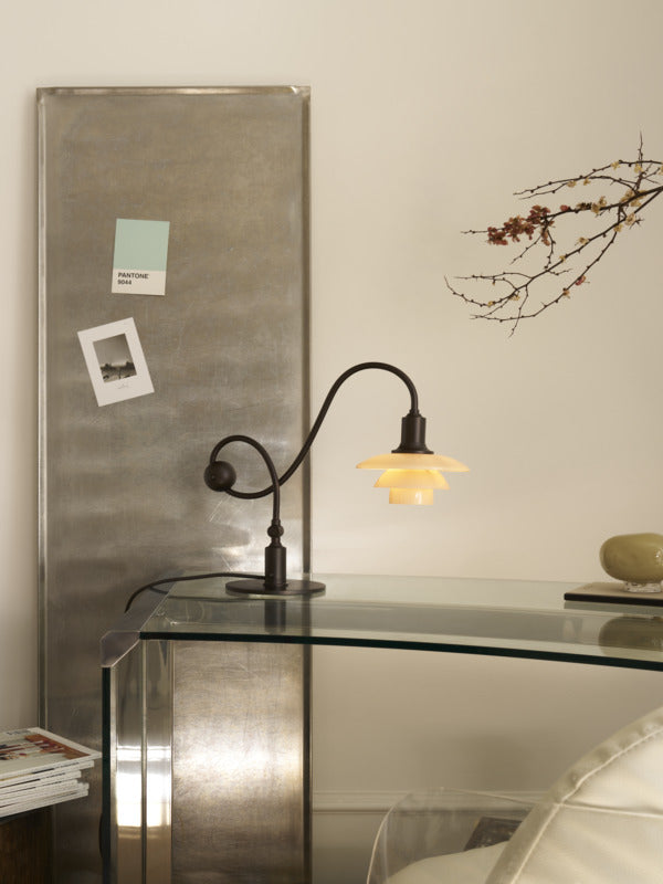 PH 1/1 Piano bordlampe på glasbord