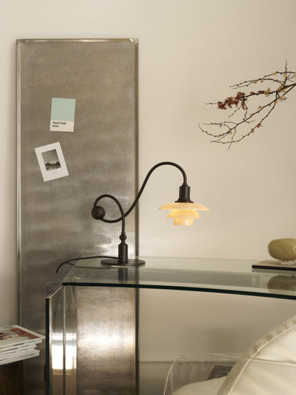 PH 1/1 Piano bordlampe på glasbord