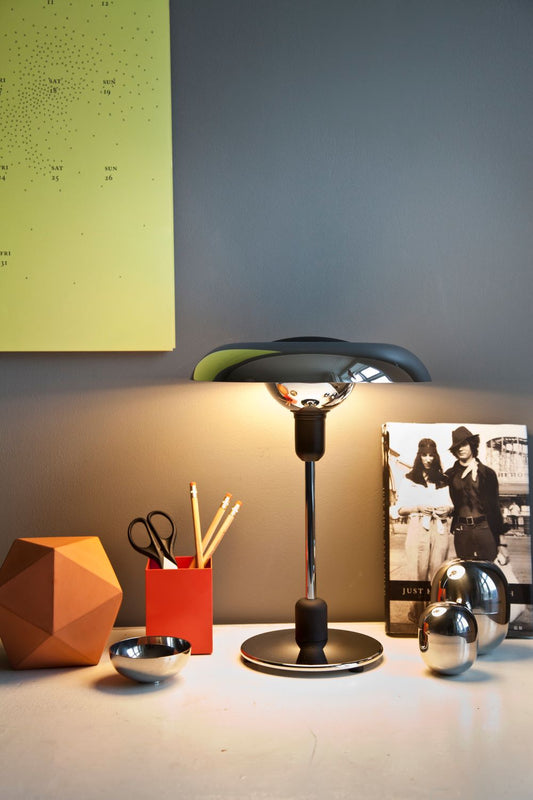 RA250 mm Desk Lampe i chrome metal fra Piet Hein – moderne skrivebordslampe