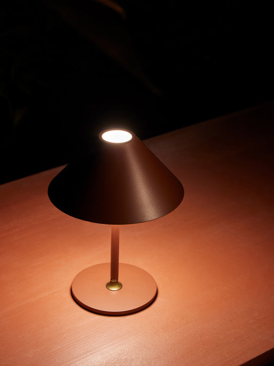 Genopladelig hygge bordlampe i rød