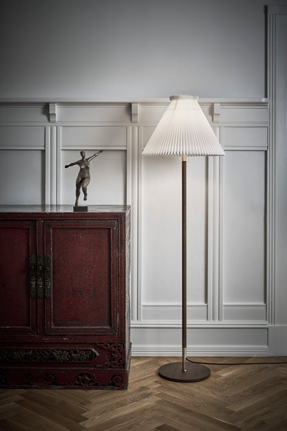 lk80 le klint gulvlampe røget eg