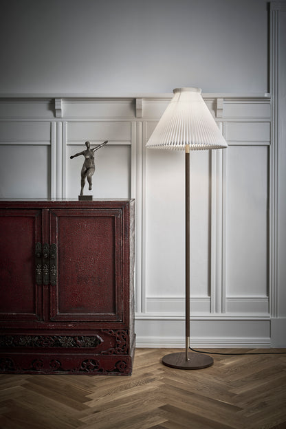 Lk80 gulvlampe fra le klint røget eg