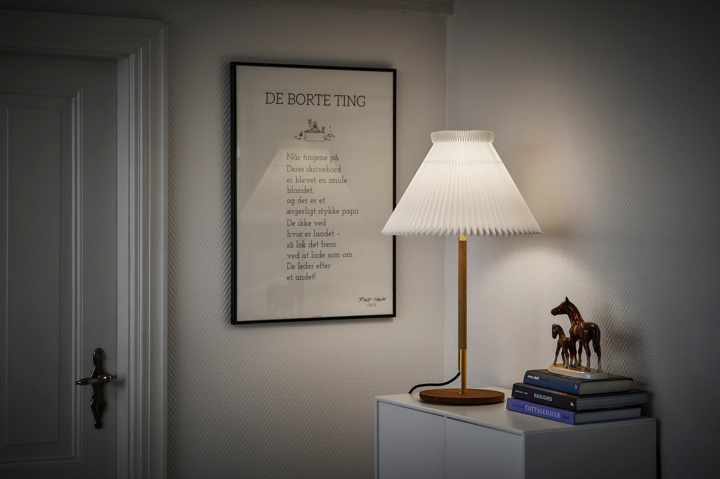 Elegant bordlampe fra LE Klint - købes hos Lampeexperten