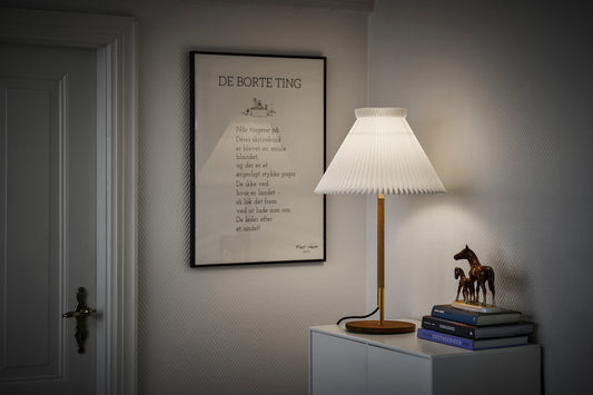Elegant bordlampe fra LE Klint - købes hos Lampeexperten