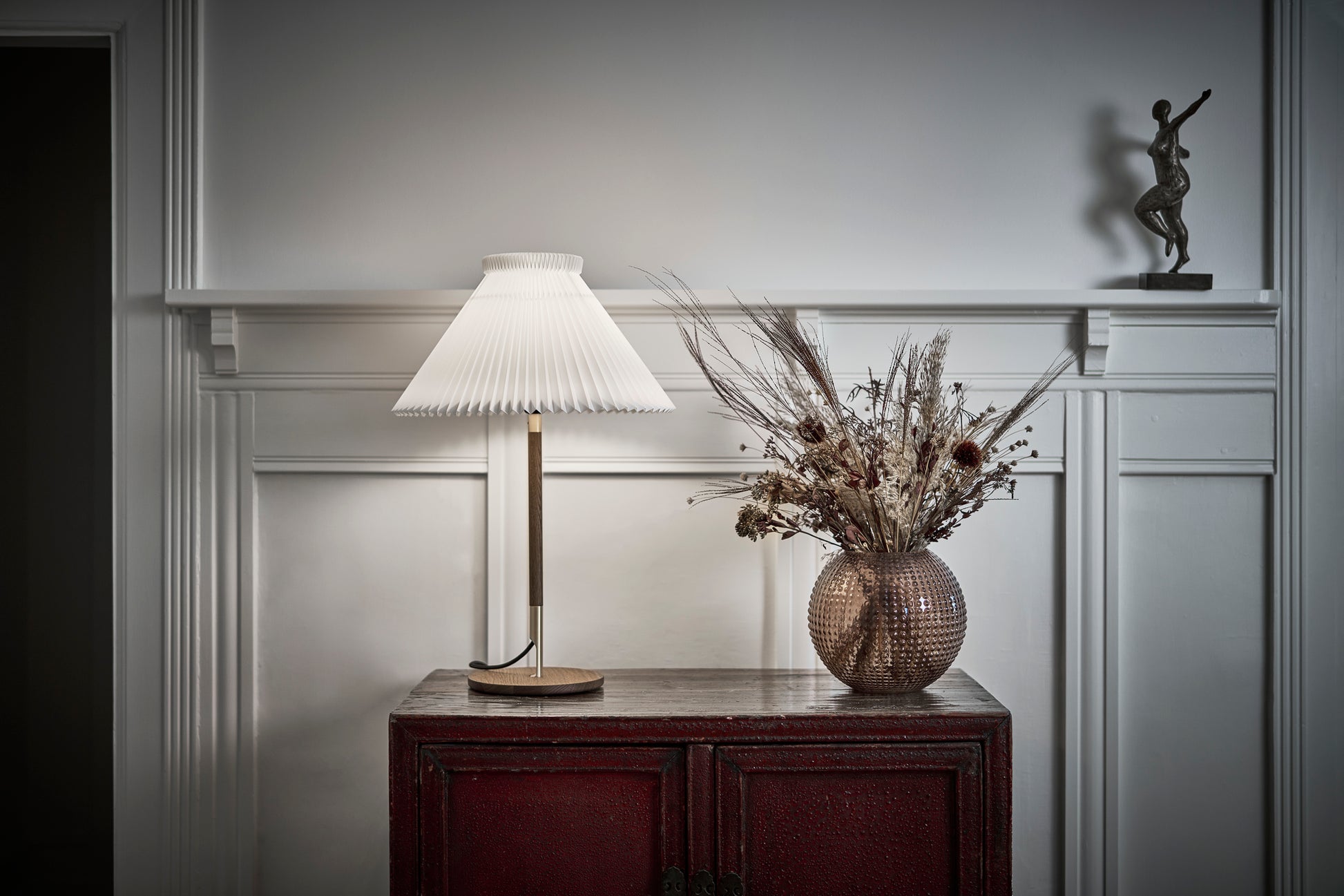 klassisk bordlampe fra le klint i røget eg