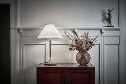 klassisk bordlampe fra le klint i røget eg