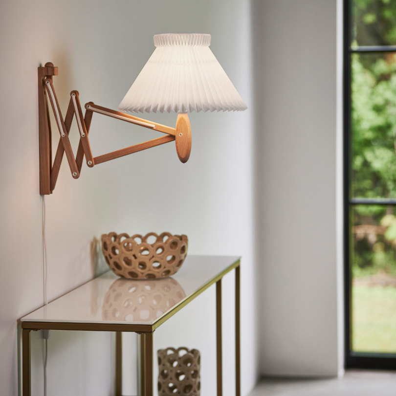 LE KLINT Sax Lampe i lys eg monteret som elegant væglampe i skandinavisk stue