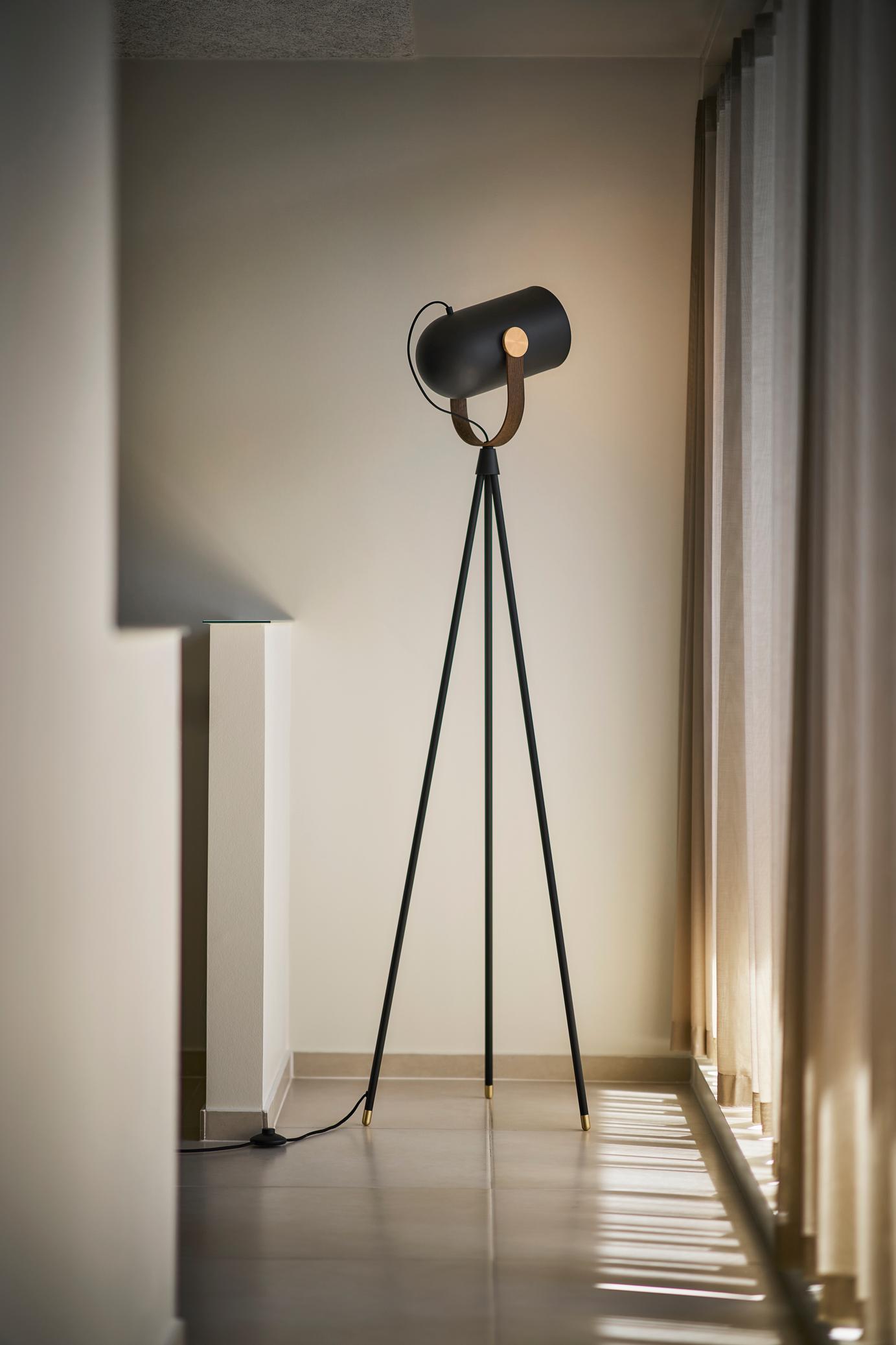 Le Klint 362 CARRONADE II gulvlampe, sort/røget eg