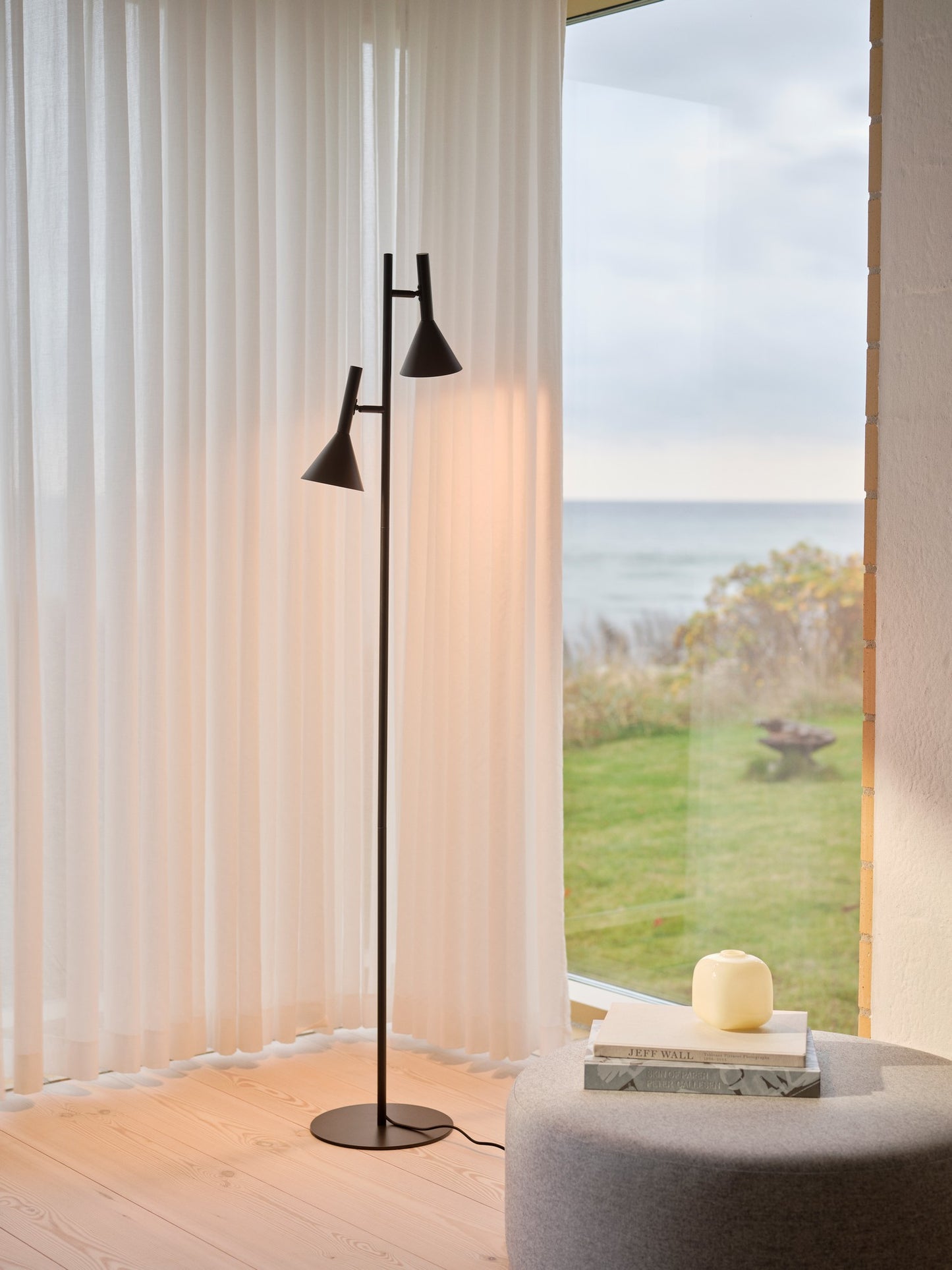 Kelvis - Gulvlampe - Sort