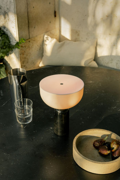 New Works Kizu Genopladelig Bordlampe - Sort Marmor