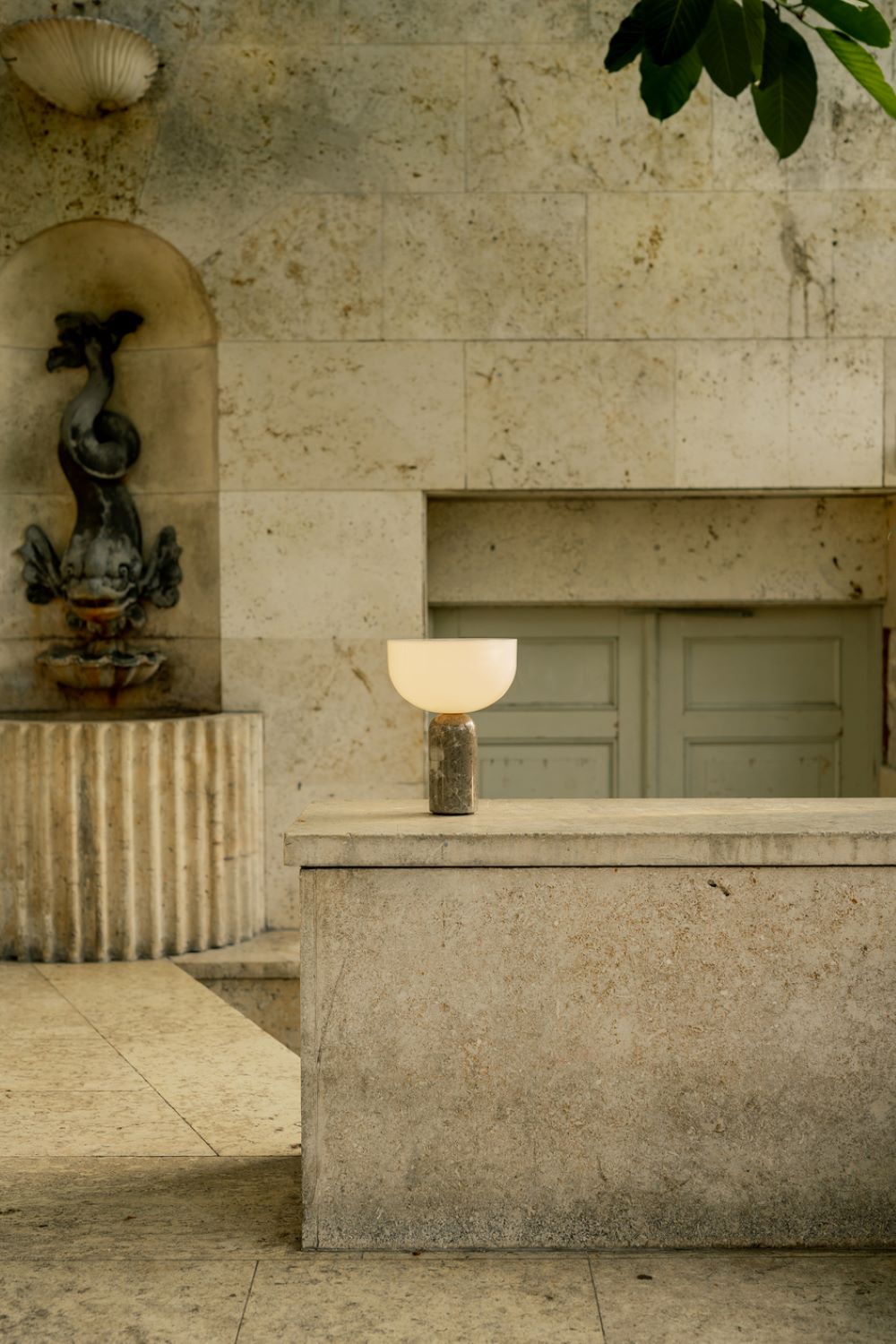 New Works Kizu Genopladelig Bordlampe - Gris Du Marais Marmor