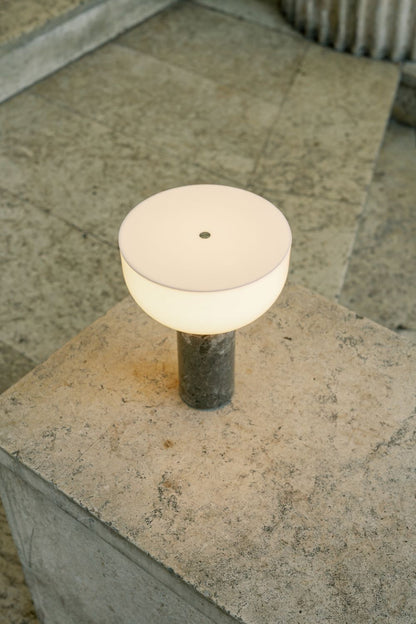 New Works Kizu Genopladelig Bordlampe - Gris Du Marais Marmor