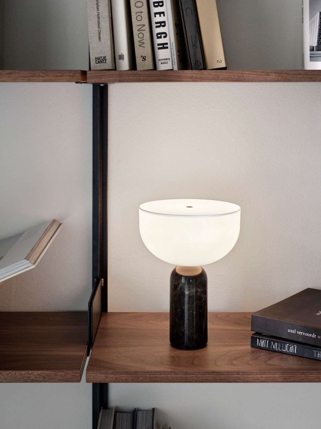 New Works Kizu Genopladelig Bordlampe - Sort Marmor