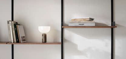 New Works Kizu Genopladelig Bordlampe - Gris Du Marais Marmor