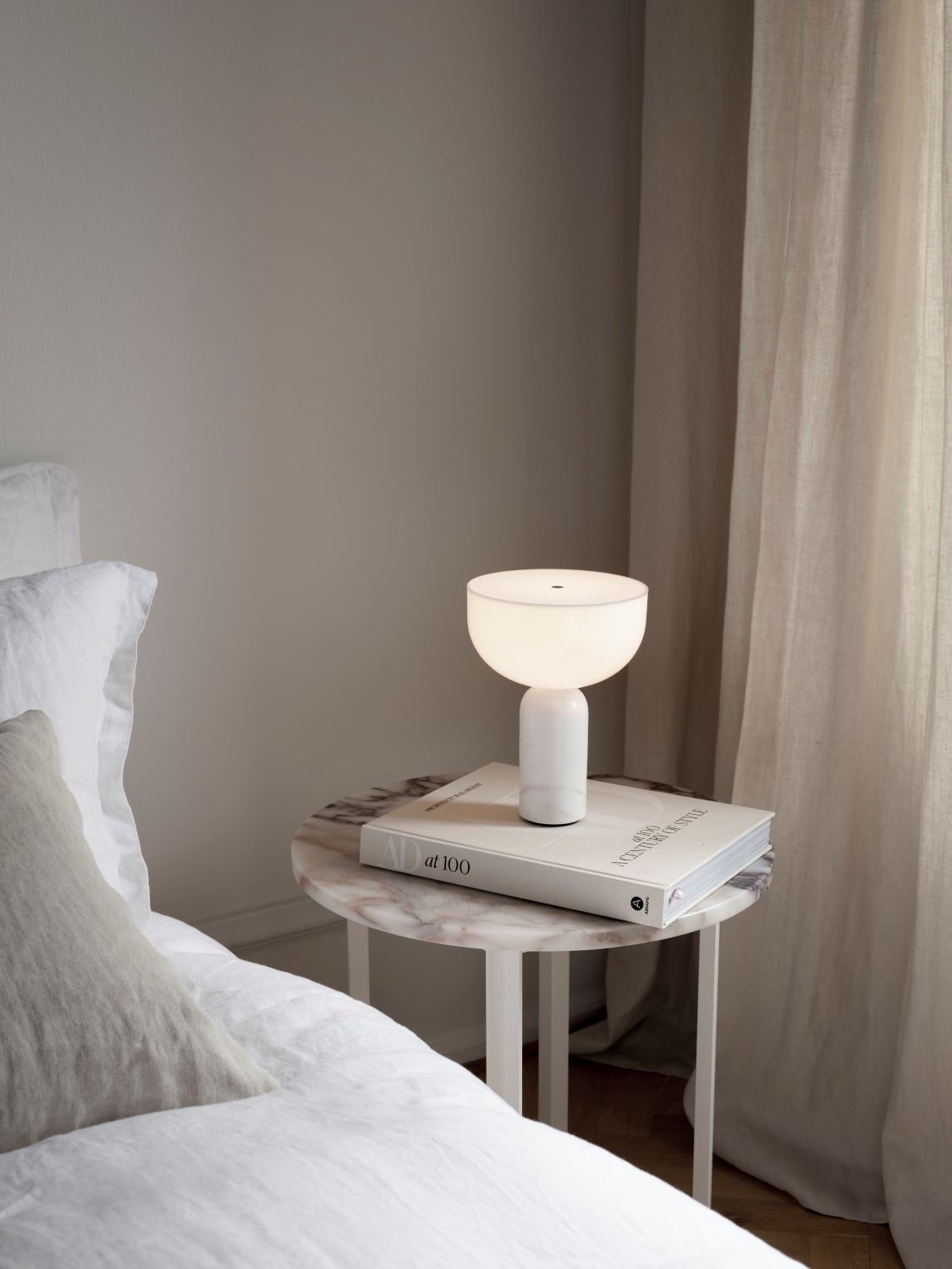 New Works Kizu Genopladelig Bordlampe - Hvid Marmor