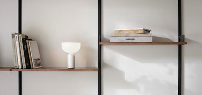 New Works Kizu Genopladelig Bordlampe - Hvid Marmor