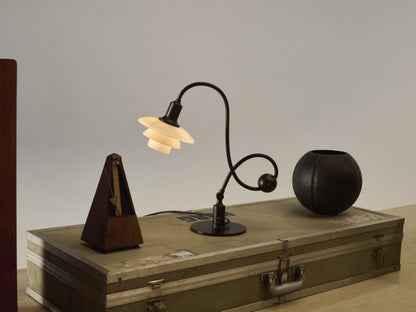 Designerlampe fra Louis Poulsen i bruneret messing