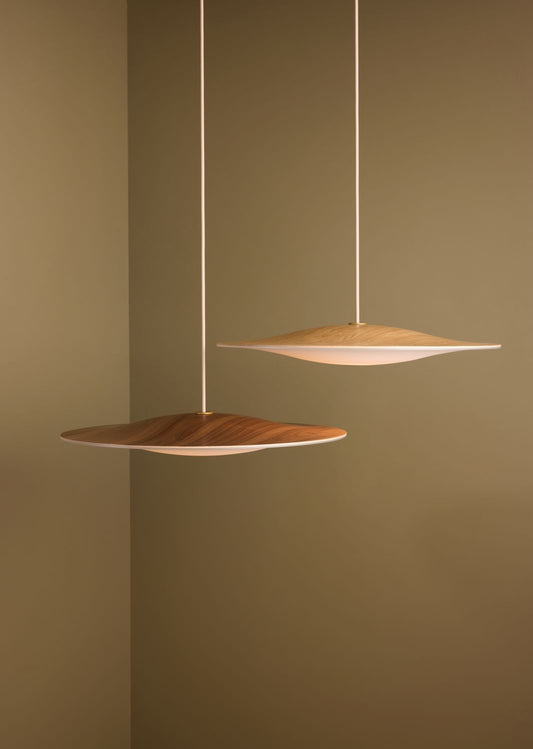 Piet Hein Sinus-Wood 550P – stilfuld pendel med eg-træ og opal-glas