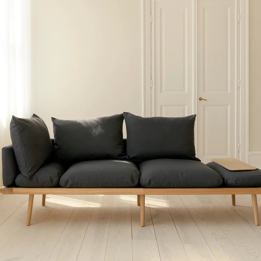 Daybed fra UMAGE Lounge Around lys eg og mørke puder