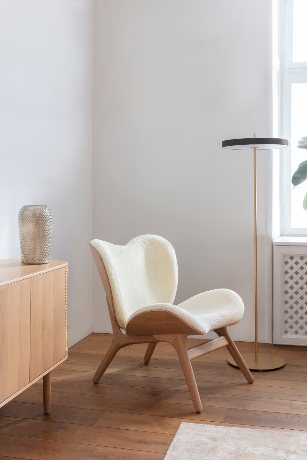 Asteria gulvlampe sammen med Umage stol