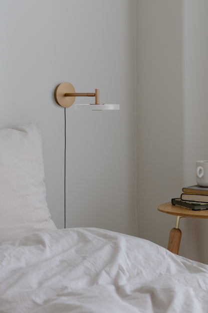 Asteria væglampen i pearl white som sengelampe