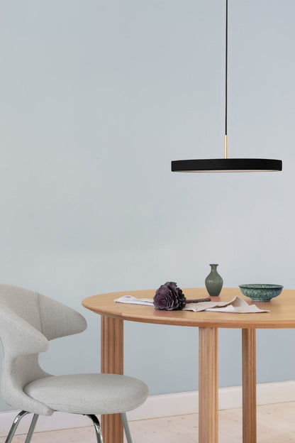 Asteria plus i sort med messing fra Umage - Købes hos lampeexperten