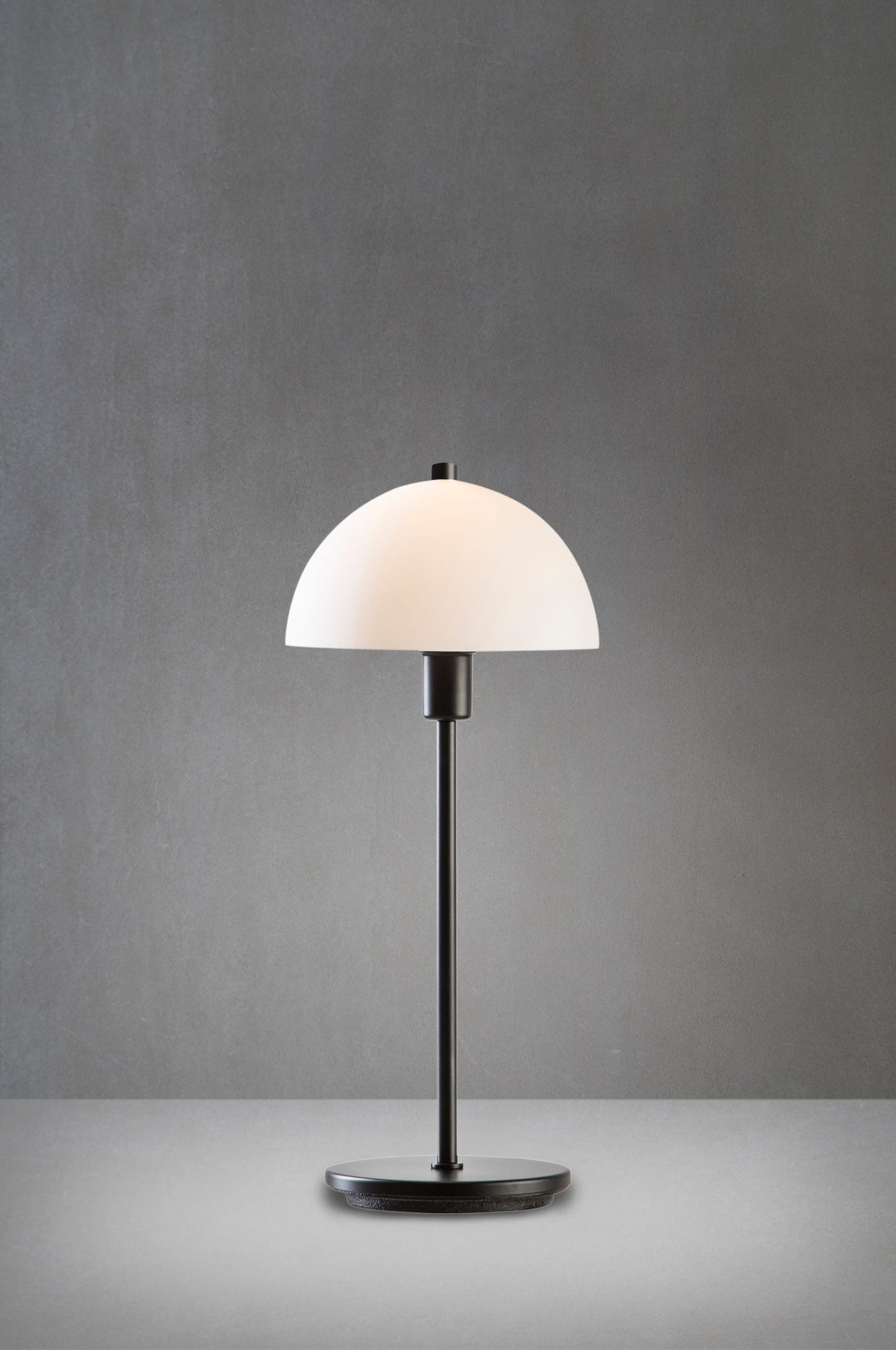 Herstal Vienda X bordlampe sort/opalglas E14