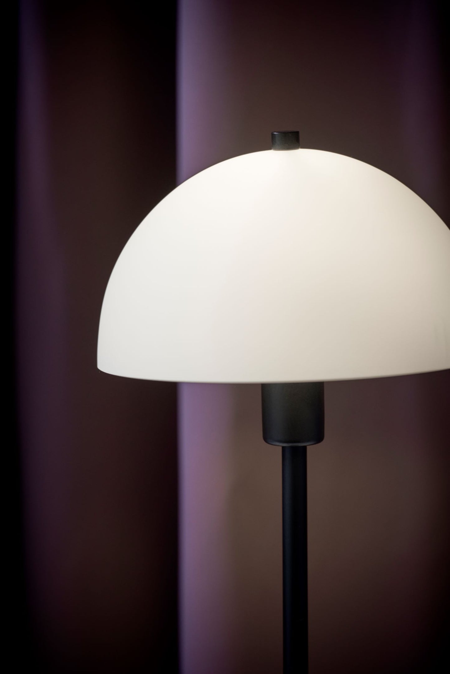 Herstal Vienda X bordlampe sort/opalglas E14