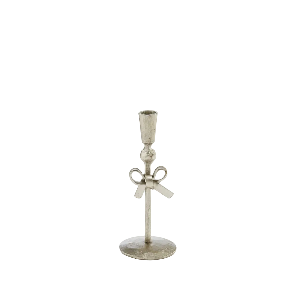 Lene Bjerre Imelia lille lysestage i sølv med dekorativ sløjfe, H14,5 cm.
