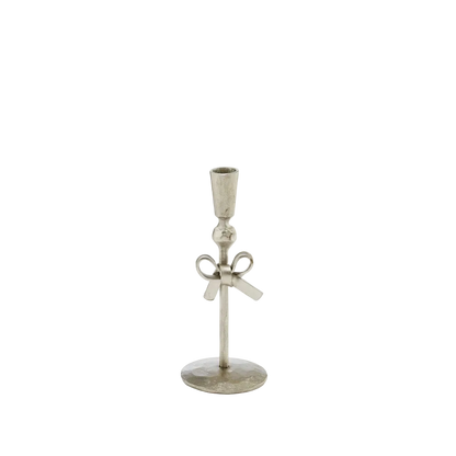 Lene Bjerre Imelia lille lysestage i sølv med dekorativ sløjfe, H14,5 cm.