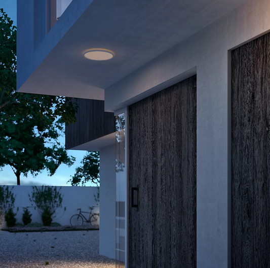 Philips Superslim plafond 15W 27K IP54 - Hvid udenfor på et hus